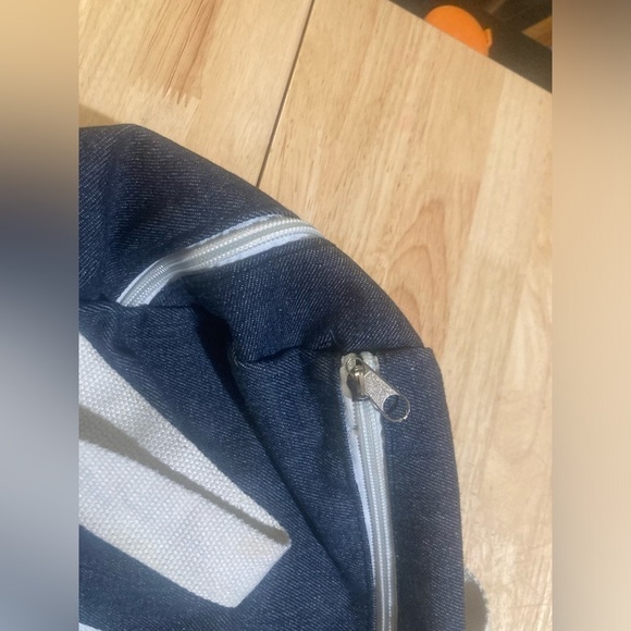 Meet me at the Barre bag in excellent condition. EUC. Light weight Gym bag - Picture 2 of 4